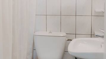 Een douche, gratis toiletartikelen, een haardroger, pantoffels