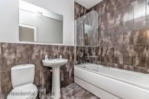 Combined shower/bathtub, towels