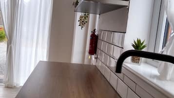 Køleskab, mikrobølgeovn, ovn, kogeplade