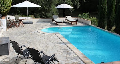 Casa de campo francesa de 1 cama tradicional con piscina privada y 3 acres de jardín