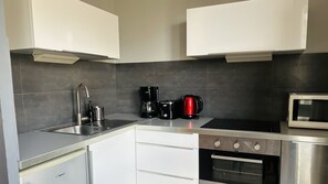 Kühlschrank, Mikrowelle, Ofen, Geschirrspüler