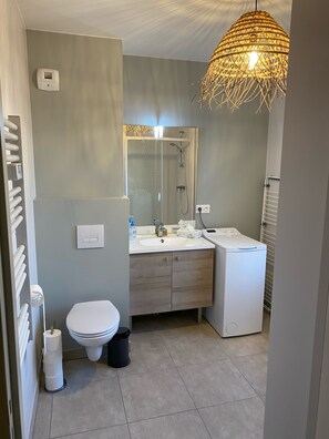 Een haardroger, handdoeken, toiletpapier