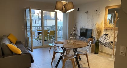 Asunto merinäköala ja jalat vedessä