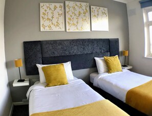 5 عدّة غرف نوم ومكتب ومكواة/لوح كي وسرير سفر