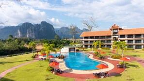 Outdoor pool, open 7:00 AM to 9:00 PM, pool umbrellas, pool loungers - Tmark Resort Vang Vieng (Vang Vieng)