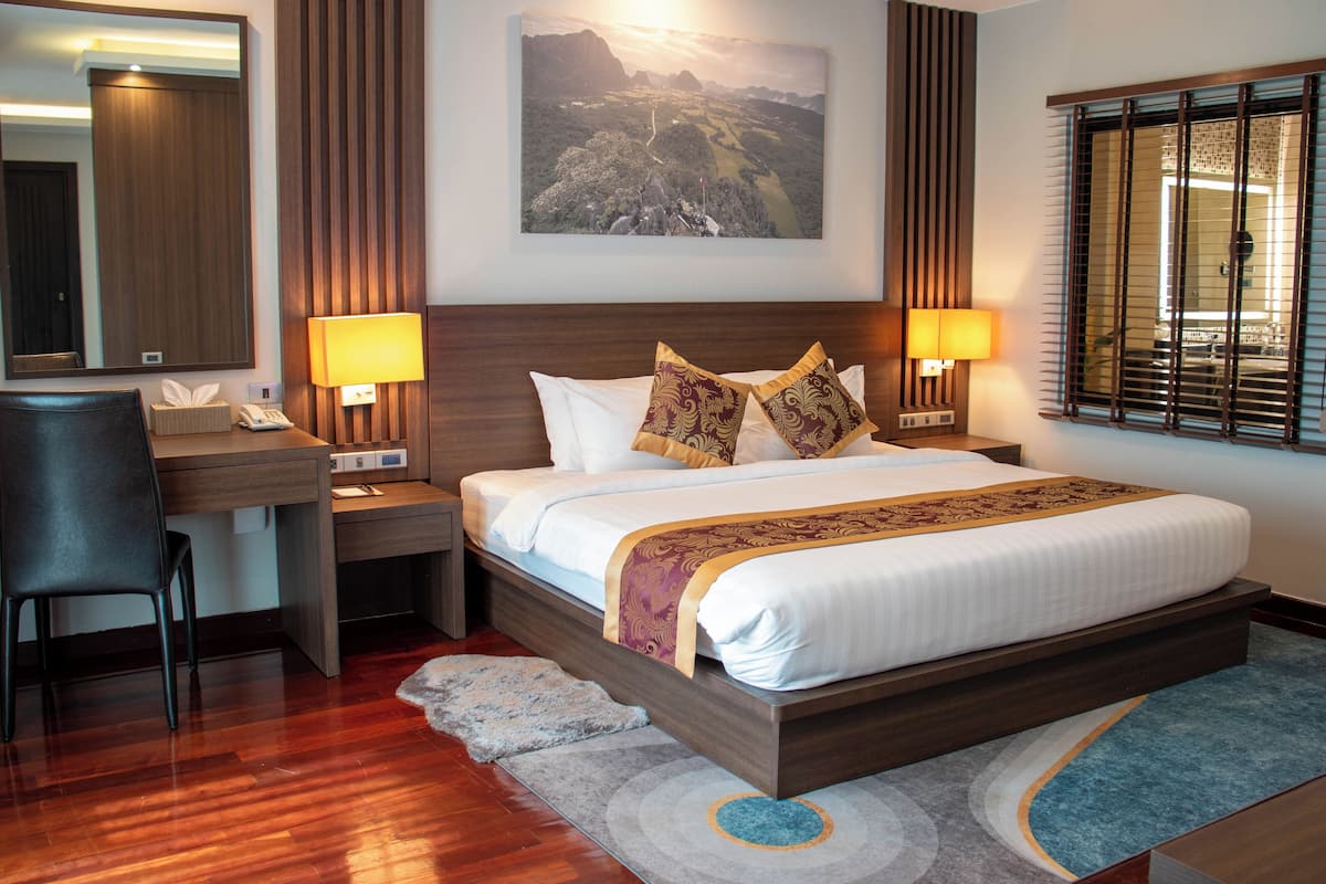 Tmark Suite | Minibar, in-room safe, individually furnished, desk