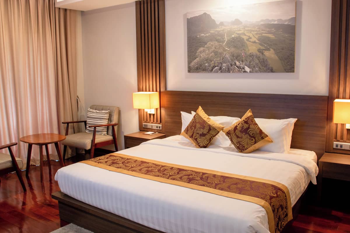 Royal Suite | Minibar, in-room safe, individually furnished, desk