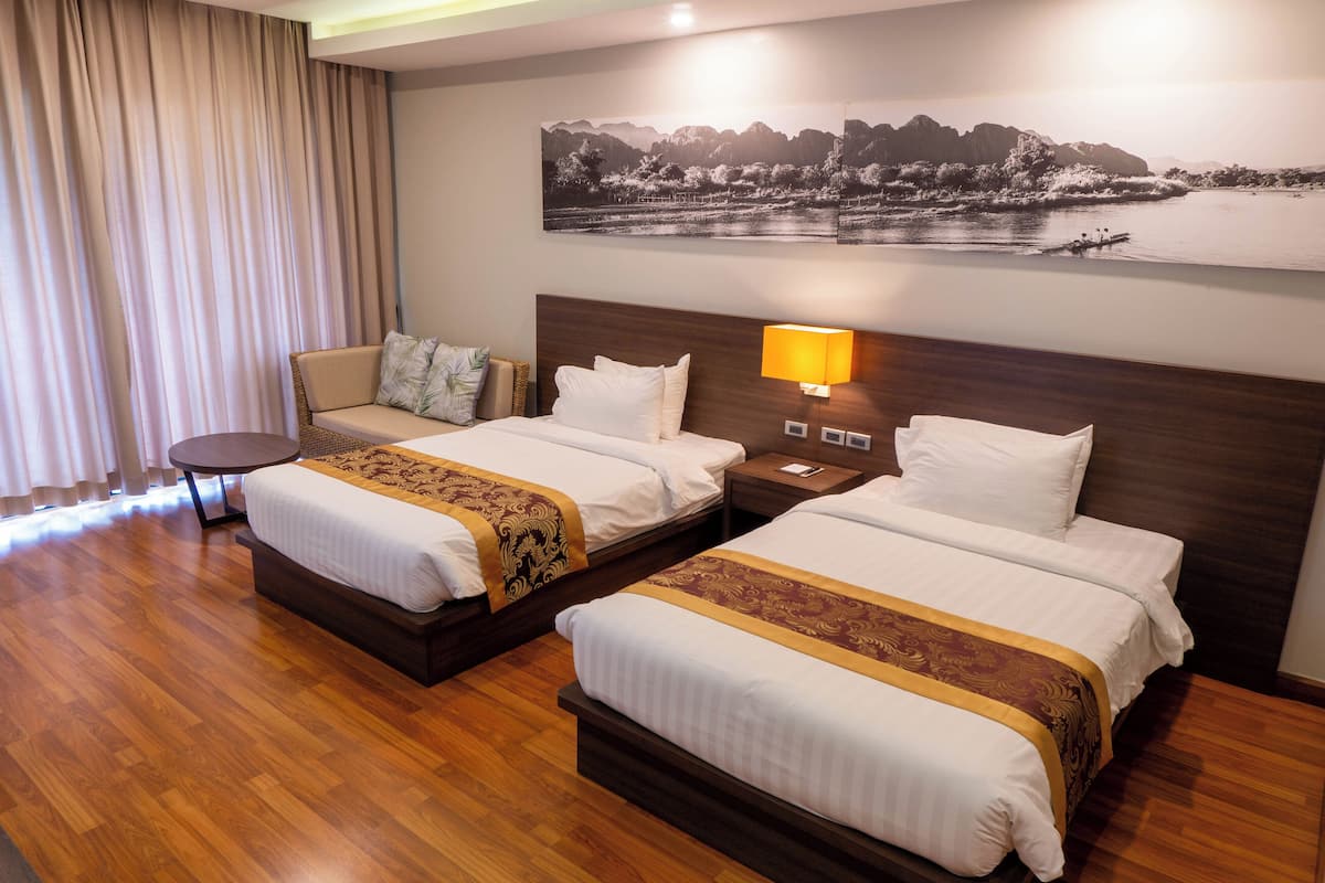 Deluxe Twin Room | Minibar, in-room safe, individually furnished, desk