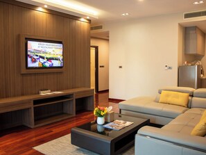 Tmark Suite | Minibar, in-room safe, individually furnished, desk - Tmark Resort Vang Vieng (Vang Vieng)