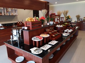 Petit déjeuner buffet (10 USD par personne)