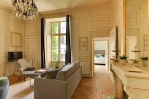 TV, fireplace, offices - La Suite de Pauline - Appt au coeur de Rennes (Rennes)