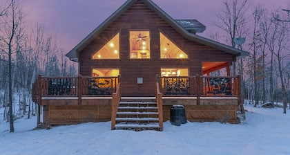 Serenity Lodging- Large Peaceful Home-10 miles from the Heart of Downtown