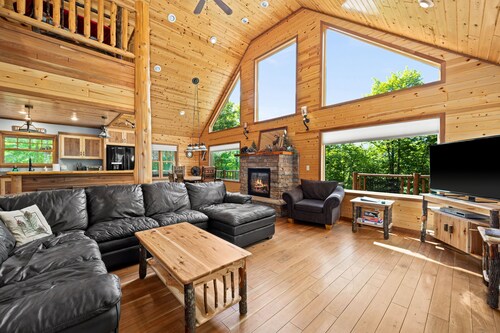 Serenity Lodging- Large Peaceful Home-10 miles from the Heart of Downtown
