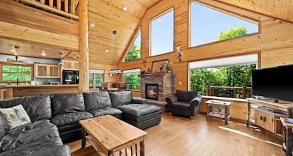 Serenity Lodging- Large Peaceful Home-10 miles from the Heart of Downtown