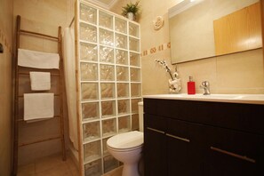 Haartrockner, Handtücher, Seife, Shampoo