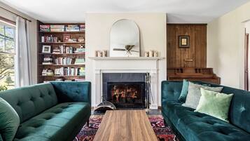 Smart-tv, een open haard, videospelletjes en boeken