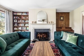 Älytelevisio, takka, videopelejä, kirjoja