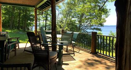 Casa frente al lago con cancha de tenis y muelle en el hermoso lago Champlain