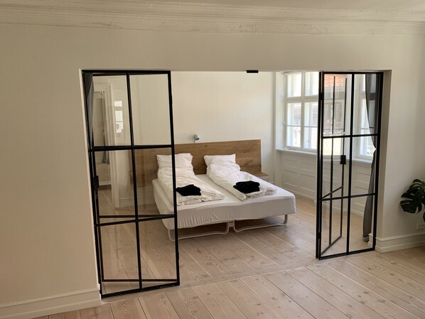 5 bedrooms, iron/ironing board, WiFi, bed sheets