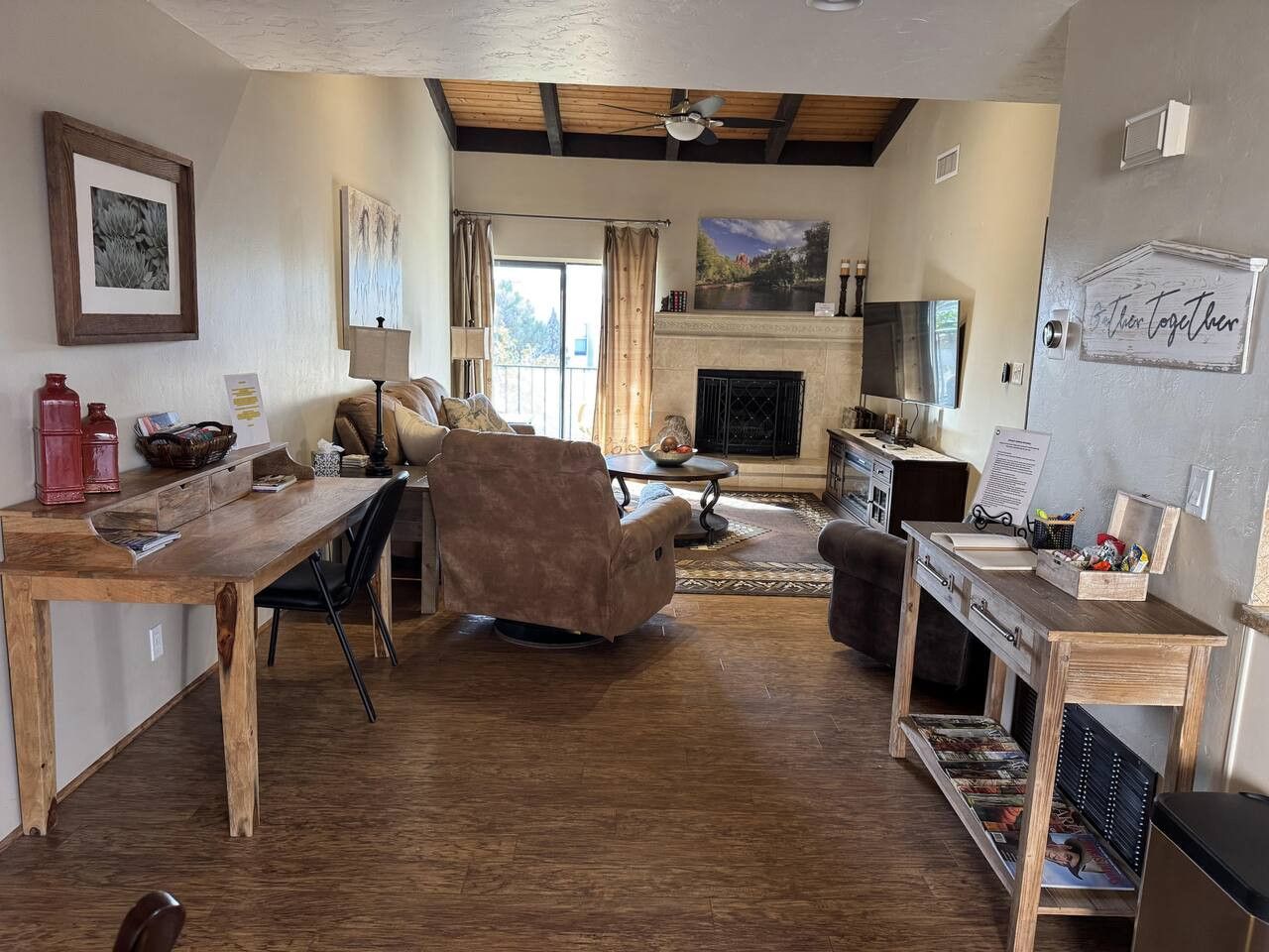 Una sala acogedora con chimenea, comedor y televisor.