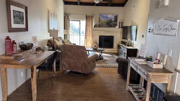 Smart TV, fireplace