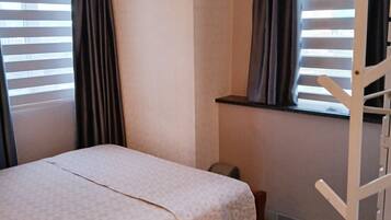1 bedroom, desk, iron/ironing board, WiFi