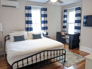 4 habitaciones, escritorio y tabla de planchar con plancha