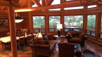 Een smart-tv en een open haard