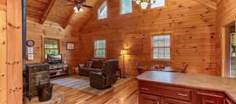 White Pine - Cozy Cabin with Relaxing Hot Tub!