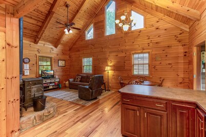 White Pine - Cozy Cabin with Relaxing Hot Tub!