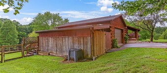 White Pine - Cozy Cabin with Relaxing Hot Tub!