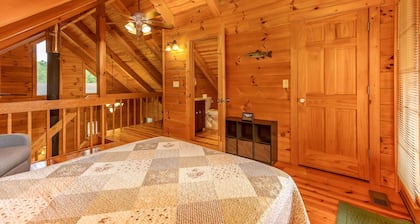 White Pine - Cozy Cabin with Relaxing Hot Tub!