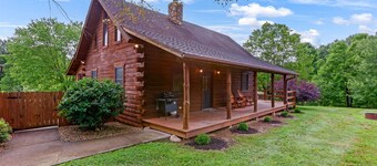 White Pine - Cozy Cabin with Relaxing Hot Tub!