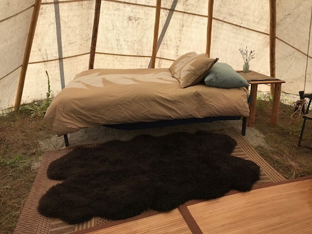 1 bedroom, WiFi, bed sheets. River LodgeTipi's at Stepping Stone