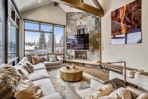 Smart TV, fireplace