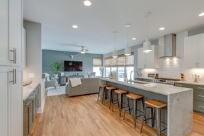 Fridge, microwave, oven, stovetop - Gulch Mega Home - Super Rooftop - Premier Location (Nashville)