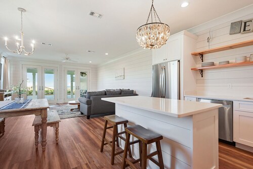 “Prime Location” New Beachfront 3 Bedroom on the BEACH in downtown Bay St Louis