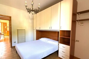 2 bedrooms, bed sheets - N034 - Numana, large apartment with terrace (Sirolo)