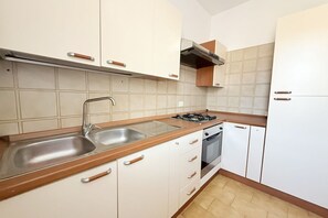 ثلاجة، مائدة طعام