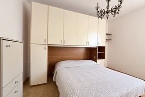 2 عدّة غرف نوم وملاءات أسرّة