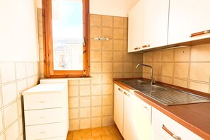 Fridge, dining tables - N034 - Numana, large apartment with terrace (Sirolo)