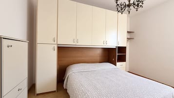 3 bedrooms, bed sheets