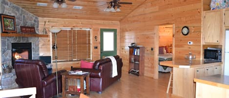 TV, peis, DVD-spiller og bøker