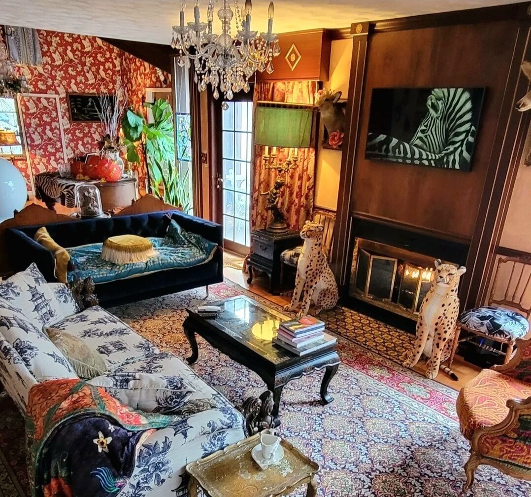 Smart TV, fireplace, books, stereo