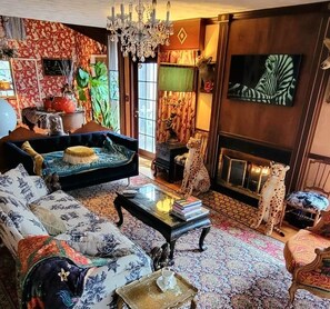 TV connectée, cheminée, livres, chaßne hi-fi