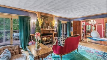 Smart TV, fireplace, books, stereo