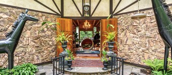 A romantic escape. Hot Tub mountain views. Minutes from skiing. Pet Friendly.