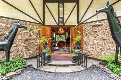 A romantic escape. Hot Tub mountain views. Minutes from skiing. Pet Friendly.