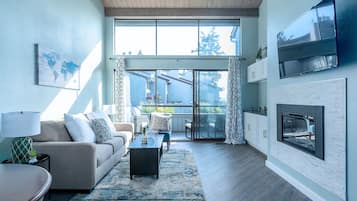 Smart TV, chimenea y tenis de mesa