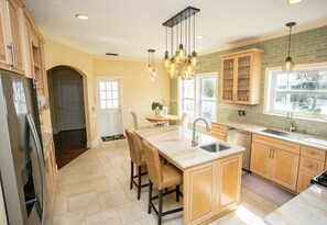 Mikroaaltouuni, astianpesukone, kahvin-/teenkeitin